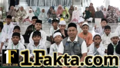 Penobatan Ayah yatim GBP Kota Langsa di Mesjid Raya Kota Langsa di berikan oleh Lembaga Sosial Abulyatama dan Komunitas shadiqati Muqarrabat Langsa