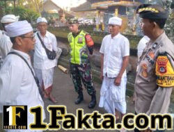 Pastikan Berjalan Lancar, Babinsa Timpag Turun Langsung Amankan Persembahyangan di Pura Desa