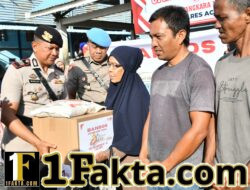 Menyapa Pesisir, Polres Aceh Timur Serahkan Bansos bagi Nelayan pada Hari Bhayangkara Ke-80