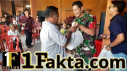 Tabanan, Babinsa Desa Batuaji Dampingi Penyaluran Bantuan Sembako untuk 100 Penerima Manfaat