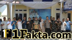 Wali Kota Langsa Serahkan Seragam Sekolah Gratis bagi Anak Yatim Piatu di Langsa Lama