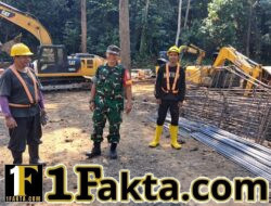 Babinsa Desa Pesagi Pastikan Pembangunan Jembatan Penghubung Dua Kecamatan Berjalan Tepat Waktu