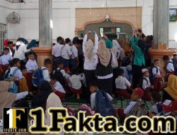 Ibu Gubernur Aceh Serahkan Bantuan Perlengkapan Sekolah dan Tinjau SD Negeri 11 Linge Pascabanjir