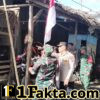 Menjemput Semangat Kemerdekaan, Kapolsek Idi Tunong Bagikan Bendera Merah Putih kepada Warga