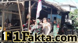 Menjemput Semangat Kemerdekaan, Kapolsek Idi Tunong Bagikan Bendera Merah Putih kepada Warga