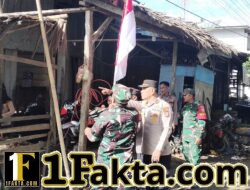 Menjemput Semangat Kemerdekaan, Kapolsek Idi Tunong Bagikan Bendera Merah Putih kepada Warga