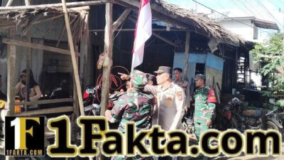 Menjemput Semangat Kemerdekaan, Kapolsek Idi Tunong Bagikan Bendera Merah Putih kepada Warga