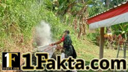 Sambut HUT RI ke-81, Babinsa Jatiluwih Bersama Unsur Desa Tata Lapangan untuk Perlombaan