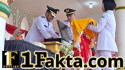 Wakil Bupati Bireun Pimpin Upacara Penurunan Bendera HUT RI Ke-81 RTH Cot Gapu Bireuen