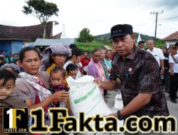 Bupati Taput Salurkan Bantuan Pangan untuk 41.140 Keluarga, Warga Diminta Aktif Perbarui Data Perlinsos