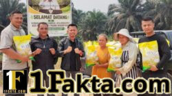 Ketua KOPTAN Kampar Jaya Bersama Selaku Mitra Kerja Sama Operasi PT Agrinas Palapa Nusantara Salurkan Bantuan Beras Bulan ke Karyawan Kebun