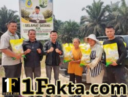 Ketua KOPTAN Kampar Jaya Bersama Selaku Mitra Kerja Sama Operasi PT Agrinas Palapa Nusantara Salurkan Bantuan Beras Bulan ke Karyawan Kebun