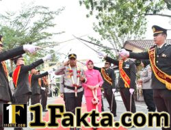 AKBP Aris Cai Dwi Susanto Disambut Tradisi Pedang Pora, Resmi Pimpin Polres Aceh Timur