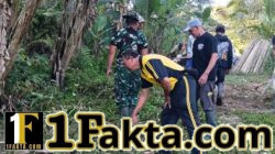 Semangat Gotong Royong Warga Baturiti, Babinsa Ikut Bersihkan Jalan Jelang Pengecoran Beton