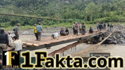 Masyarakat Bintang Pepara Bangun Kembali Jembatan Secara Swadaya dari Donasi