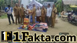 Dinsos Kabupaten Bireuen Serahkan Bantuan Masa Panit, Muzakkir (48) Korban Kebakaran di Desa Meunasah Bungo Peudada