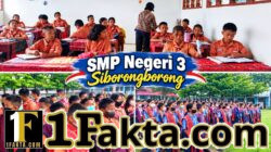 Antisipasi Kabut Asap, SMPN 3 Siborongborong Bagikan Masker kepada Siswa