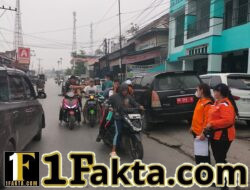 Kabut Asap Jadi Perhatian, Istri Wabup Taput Bersama Uspika Siborongborong Bagikan Masker di Jalan Tugu Ombus-Ombus