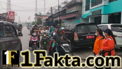 Kabut Asap Jadi Perhatian, Istri Wabup Taput Bersama Uspika Siborongborong Bagikan Masker di Jalan Tugu Ombus-Ombus